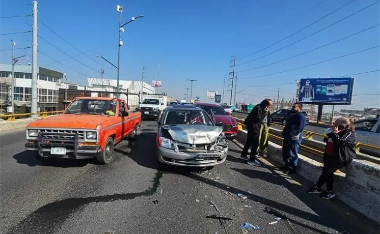 Carambola en Salvador Nava deja daños en 5 autos Carambola en Salvador Nava deja daños en 5 autos