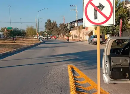 Instalan se&ntilde;al&eacute;tica vial en el Bulevar Tur&iacute;stico