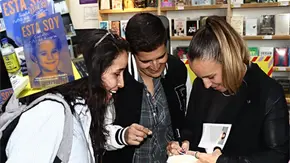 SASKIA NIÑO FIRMA EJEMPLARES EN GANDHI CARRANZA