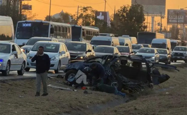 Choque y volcadura en la carretera 57 deja un lesionado Choque y volcadura en la carretera 57 deja un lesionado