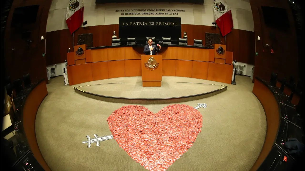 Morenista instala corazón de condones en el Senado