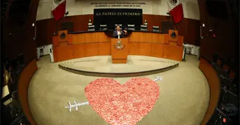 Morenista instala coraz&oacute;n de condones en el Senado