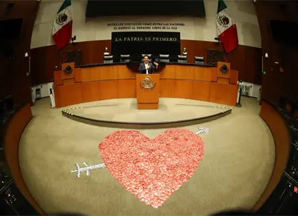 Morenista instala corazón de condones en el Senado Morenista instala corazón de condones en el Senado