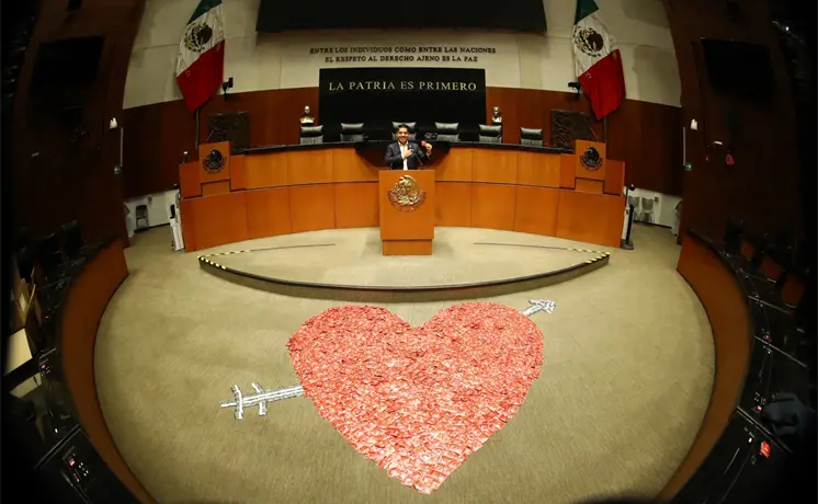 Morenista instala corazón de condones en el Senado Morenista instala corazón de condones en el Senado