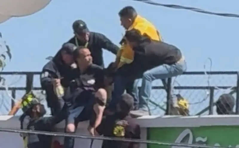 Rescatan a hombre en lo alto de puente de la 57 (video) Rescatan a hombre en lo alto de puente de la 57 (video)