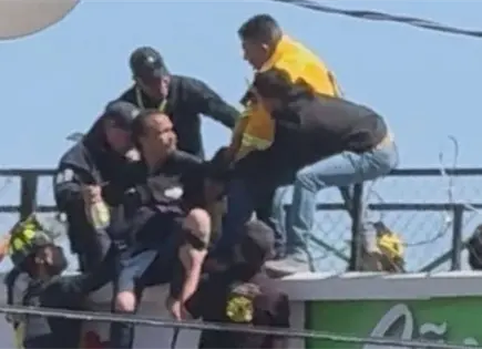 Rescatan a hombre en lo alto de puente de la 57 (video)