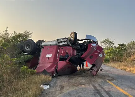 Vuelca tr&aacute;iler cargado con melaza en la Valles–Mante; chofer resulta lesionado