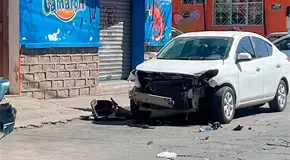 Chocan carro y cami&oacute;n urbano en la Popular