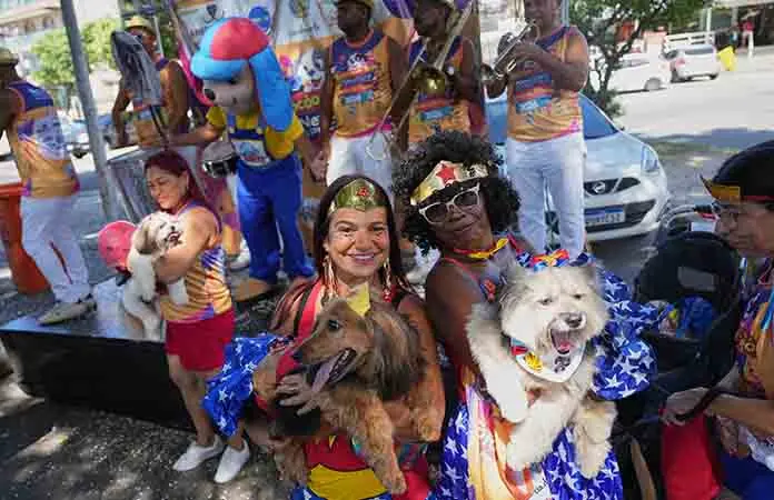 Comparsa perruna se roba las miradas