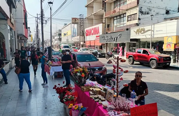 La calle Hidalgo, llena de ambulantes