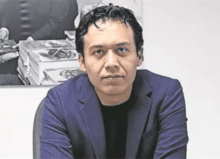 Marx Arriaga niega salida y convoca protesta en SEP