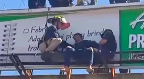 Salvan a hombre de lanzarse de puente peatonal
