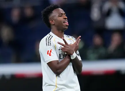 Vin&iacute;cius J&uacute;nior anota dos penales y Real Madrid lidera La Liga