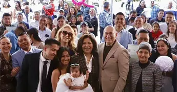 217 parejas se casan en Plaza de Armas