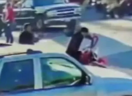 Video | "Diablero" de Abastos da golpiza a motociclista