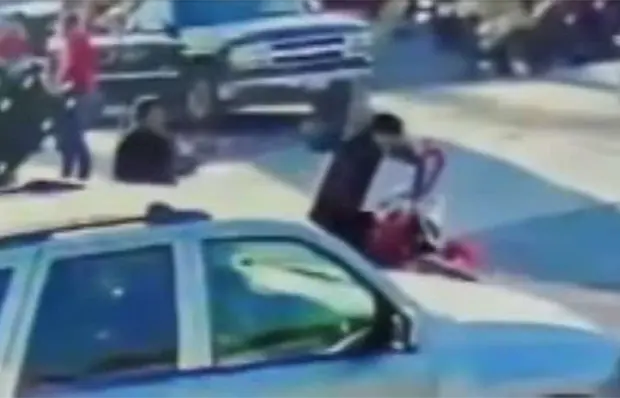 Video | "Diablero" de Abastos da golpiza a motociclista Video | "Diablero" de Abastos da golpiza a motociclista