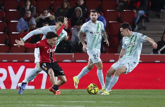 Álvaro Fidalgo es titular y da un gran partido