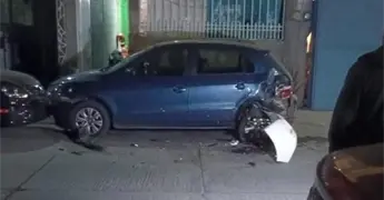 Conductor choca dos autos estacionados en Cactus y huye