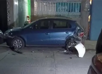 Conductor choca dos autos estacionados en Cactus y huye Conductor choca dos autos estacionados en Cactus y huye