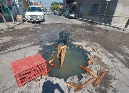 Denuncian fuga de aguas negras en San Miguelito; acusan a Interapas