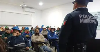 Ofrecen pl&aacute;ticas de vialidad para los mineros