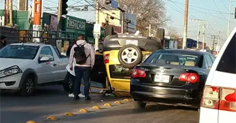 Vuelca veh&iacute;culo en avenida San Pedro