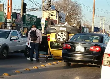 Vuelca vehículo en avenida San Pedro Vuelca vehículo en avenida San Pedro