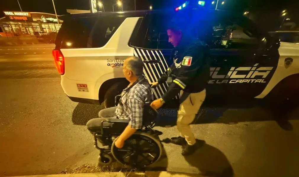 Adulto mayor deambula en silla de ruedas