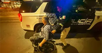 Adulto mayor deambula en silla de ruedas