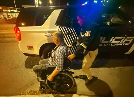 Adulto mayor deambula en silla de ruedas