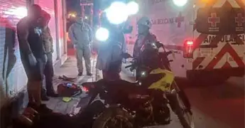 Choca motociclista y resulta lesionado