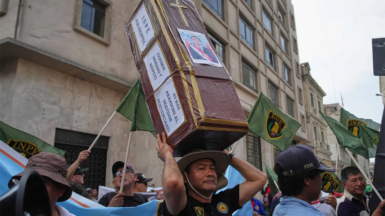 Congreso peruano destituye al presidente interino José Jerí