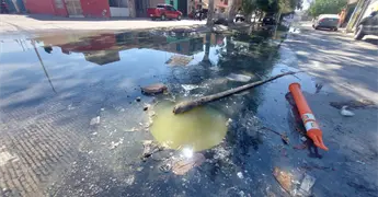 Fuga de aguas negras persiste en Soledad; vecinos piden atenci&oacute;n