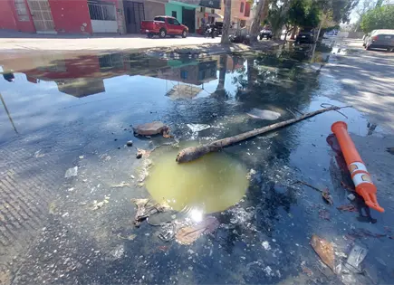 Fuga de aguas negras persiste en Soledad; vecinos piden atenci&oacute;n