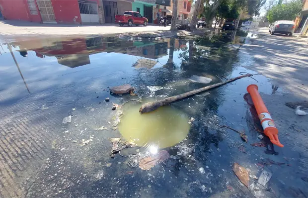 Fuga de aguas negras persiste en Soledad; vecinos piden atención Fuga de aguas negras persiste en Soledad; vecinos piden atención