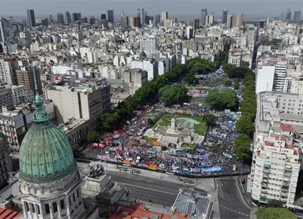 Huelga nacional afecta transporte y sindicatos por reforma de Milei