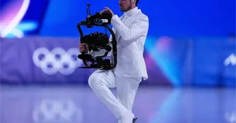 Jordan Cowan, primer operador de c&aacute;mara sobre hielo en patinaje art&iacute;stico