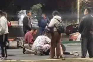 Mujer lesionada tras choque en carretera a Zacatecas