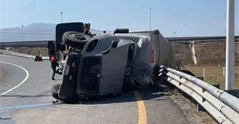 Vuelca tr&aacute;iler en ramal de incorporaci&oacute;n a la 57