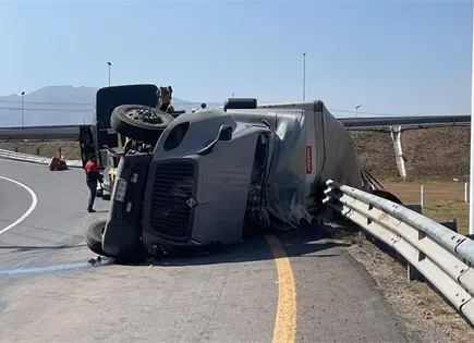 Vuelca tr&aacute;iler en ramal de incorporaci&oacute;n a la 57