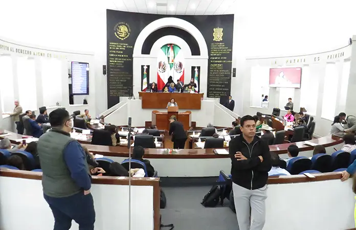 Buscan regular el "chapulineo" en el Congreso del Estado