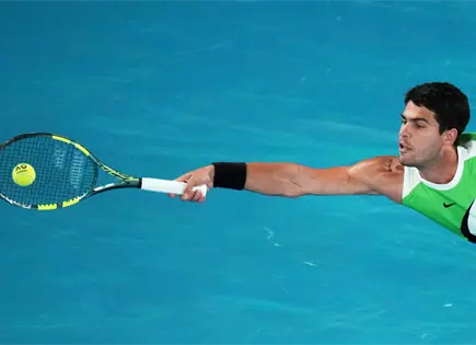 Carlos Alcaraz avanza a cuartos en Abierto de Qatar tras remontada