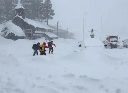 Equipos buscan a esquiadores desaparecidos tras avalancha en Lake Tahoe