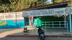 Exigen cese de maestra de secundaria