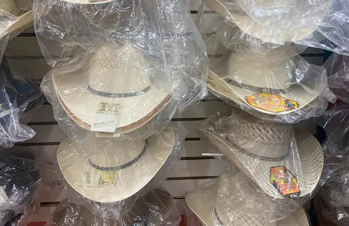 Intenso calor mejora la venta de sombreros
