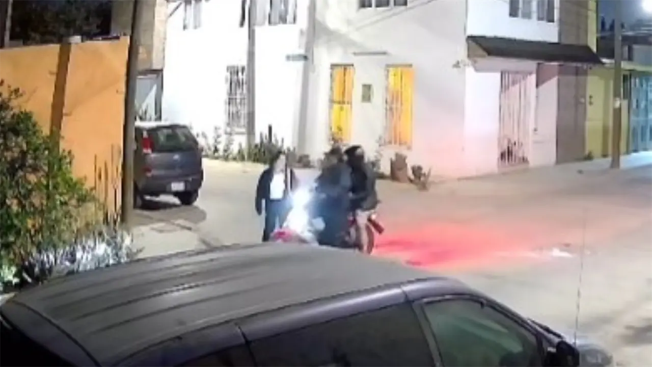 Video | Pareja en motocicleta asalta a mujer en La Loma