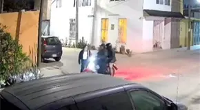 Video | Pareja en motocicleta asalta a mujer en La Loma