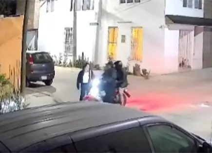 Video | Pareja en motocicleta asalta a mujer en La Loma Video | Pareja en motocicleta asalta a mujer en La Loma