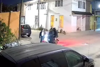 Pareja en motocicleta asalta a mujer en La Loma