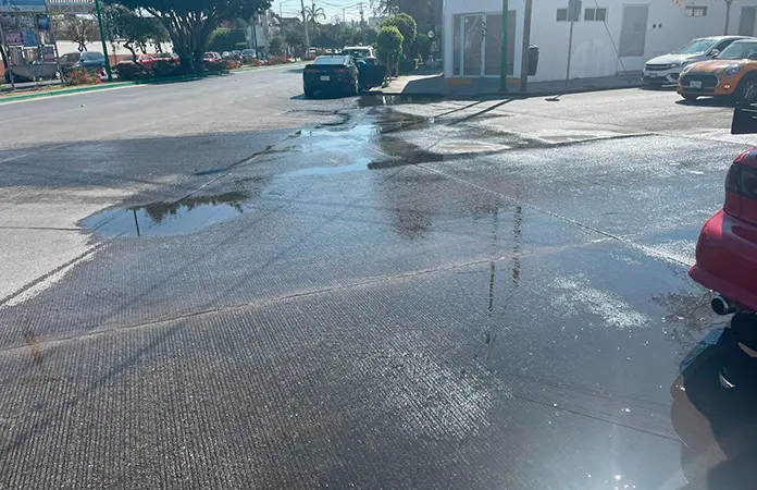 Persiste fuga de aguas negras en Niño Artillero